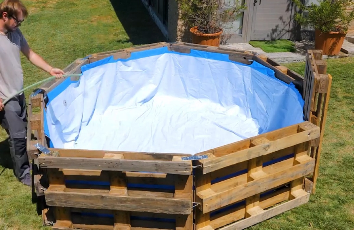 Comment russir  construire une piscine  l'aide de palettes de bois